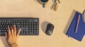 Bezprzewodowa-Myszka-Logitech-M240-Silent-Graphite-Bluetooth-WYGODNA-Profil-myszy-uniwersalna.jpeg